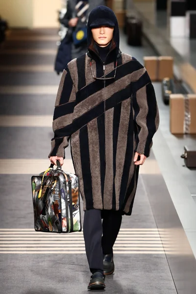 Look 16